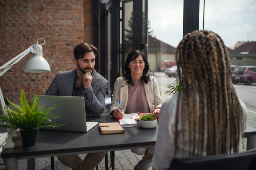 Montrez-lui que vous êtes un candidat idéal tout en lui montrant les avantages à vous recruter au sein de cette société, prouvez qu’il est plus intéressant de recruter une personne comme vous qui a les compétences requises liées à vos expériences.
