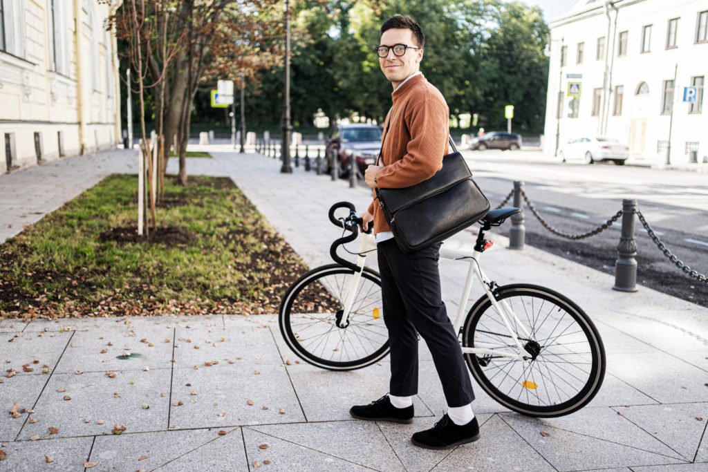 Un employé fait ses trajets quotidiens avec son vélo pour limiter son empreinte de carbone. 