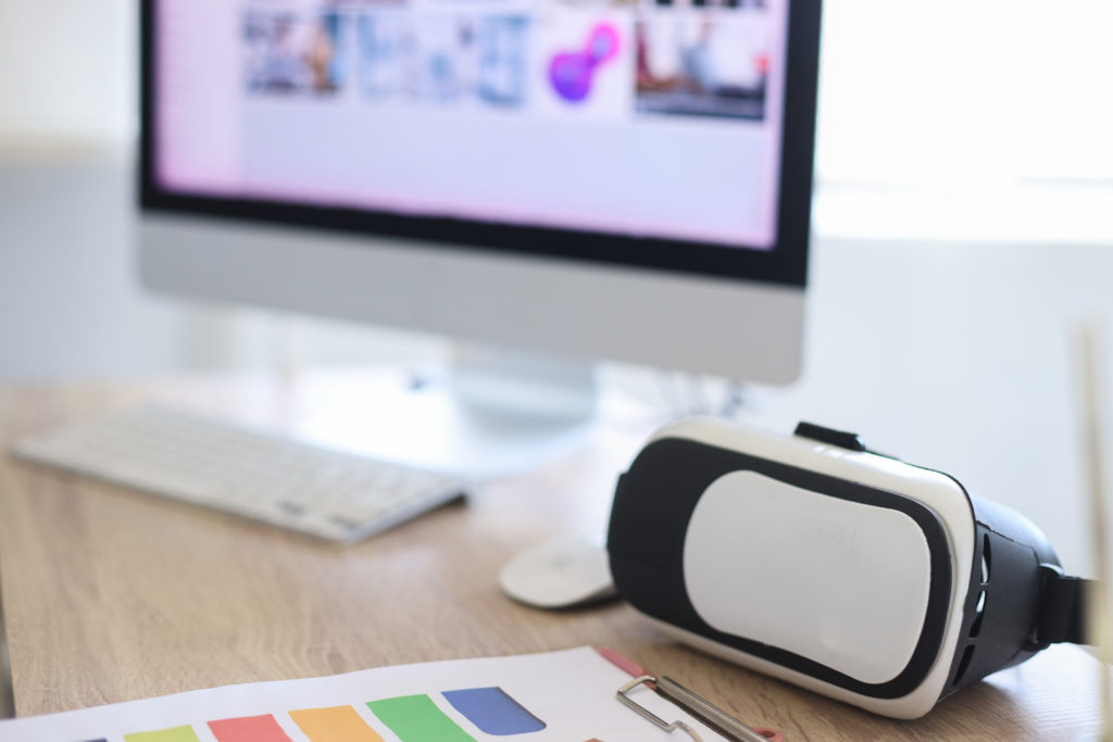 Un casque de VR sera la nouvelle trousse qui orne les bureaux dans un futur proche grâce au métavers dans le monde de 'emploi.